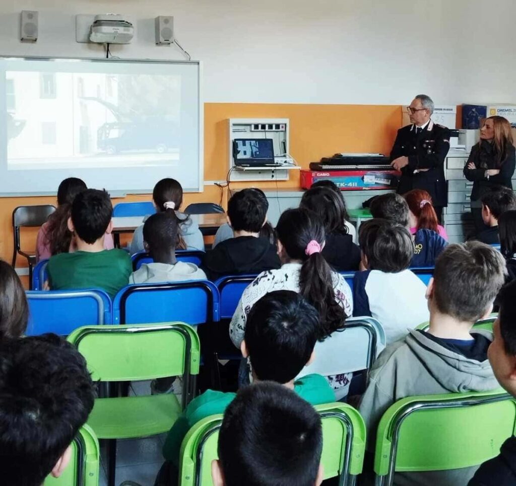 lezione su bullismo e legalità con i carabinieri di cantu